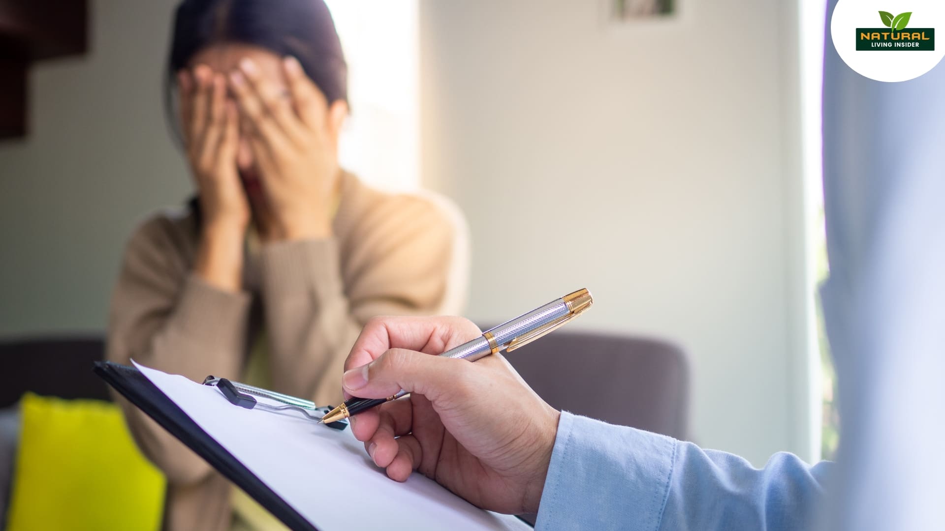 A depressed lady sit in the front of doctor.