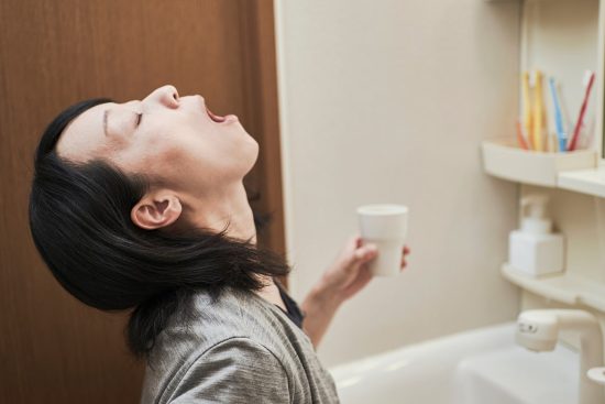 What Happens When You Gargle With Rock Salt Water Daily-min