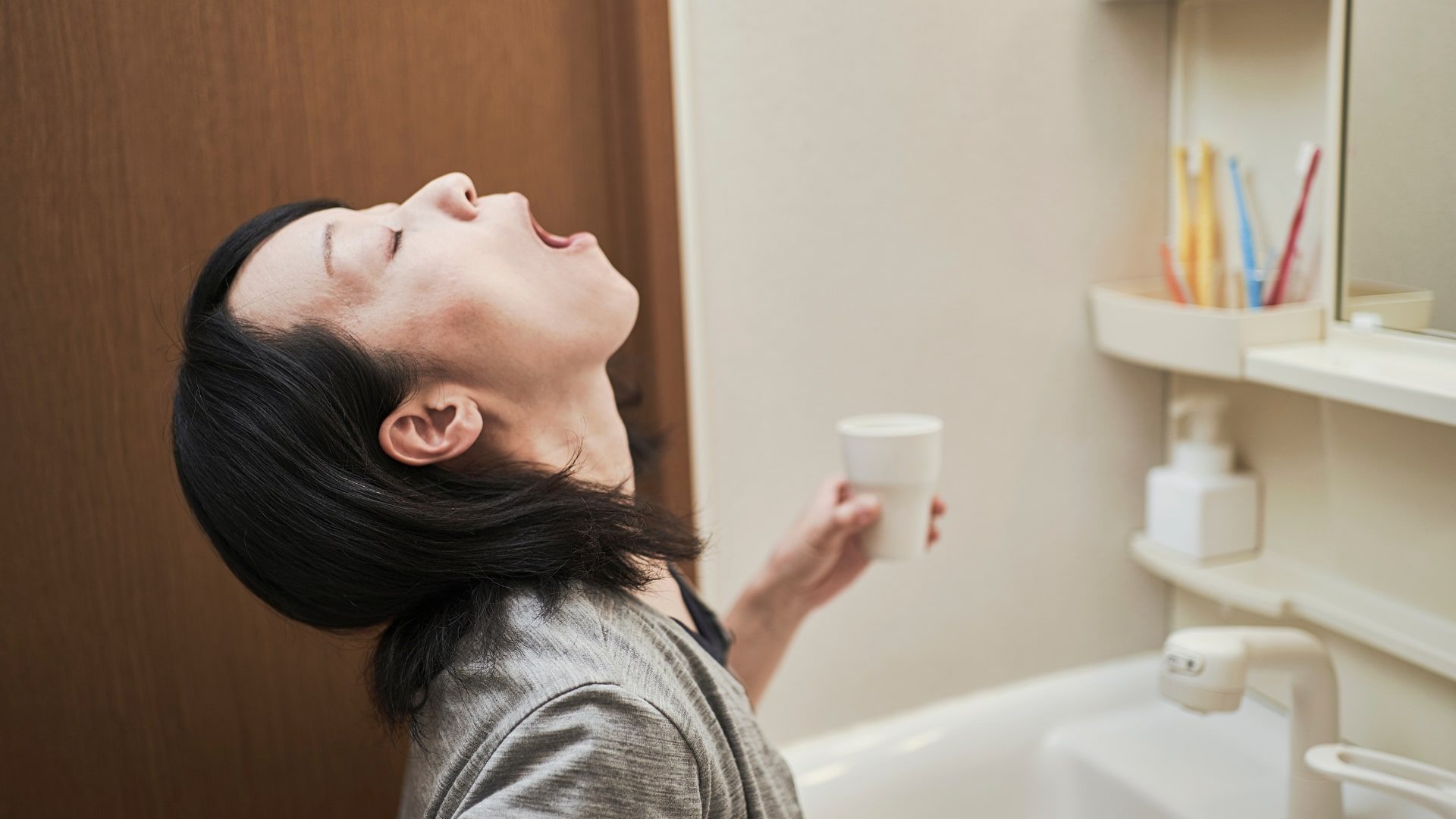 What Happens When You Gargle With Rock Salt Water Daily-min